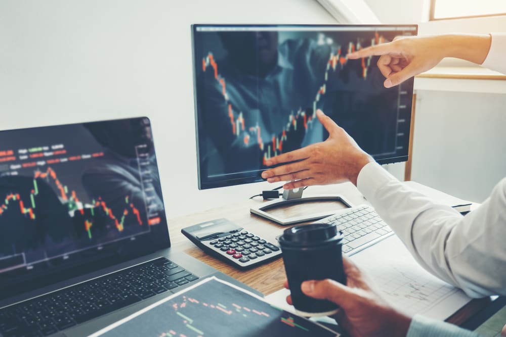 BusinessTeamInvestmentEntrepreneurTradingDiscussingAndAnalysisFinanceMarket